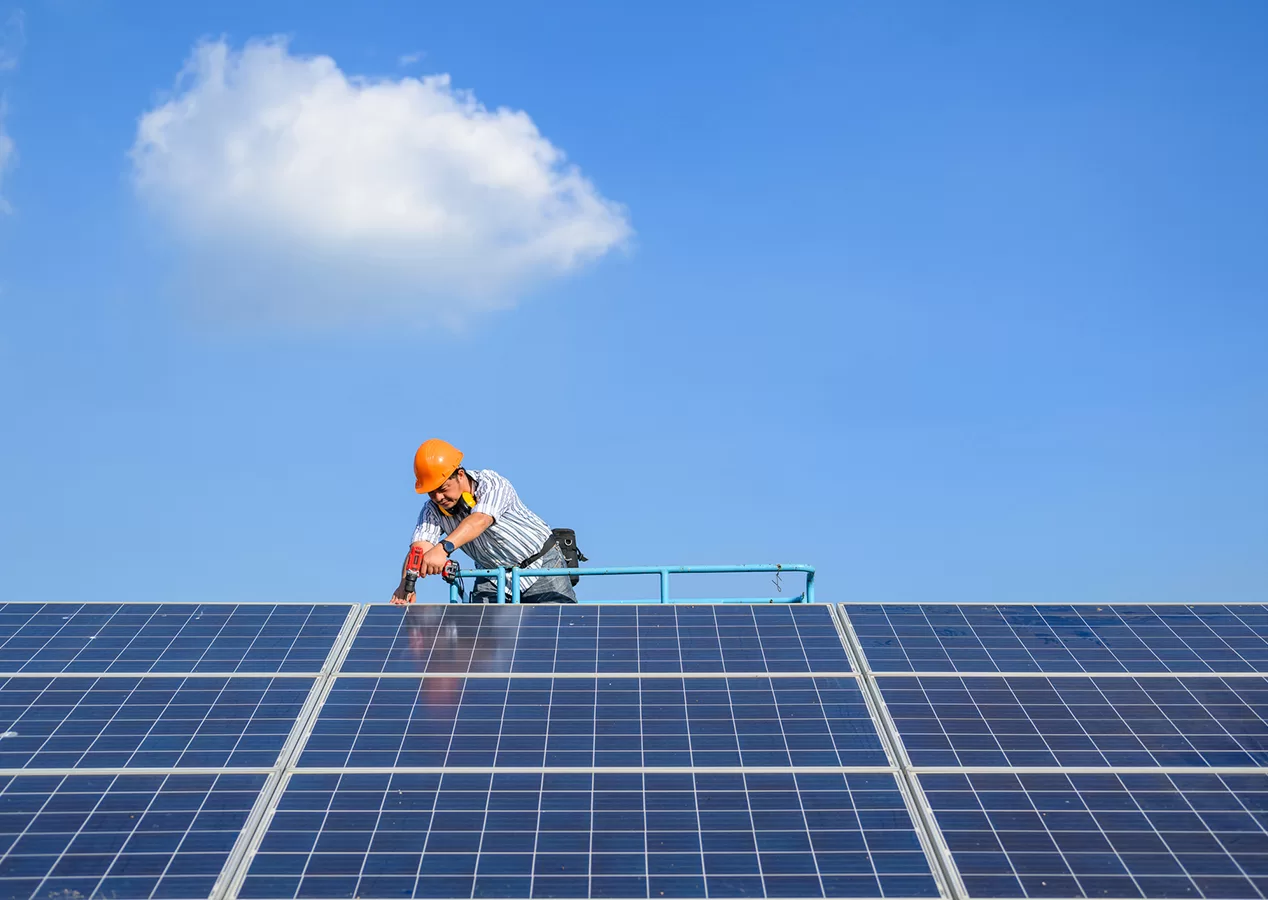 Instalação de painéis solares em telhado comercial